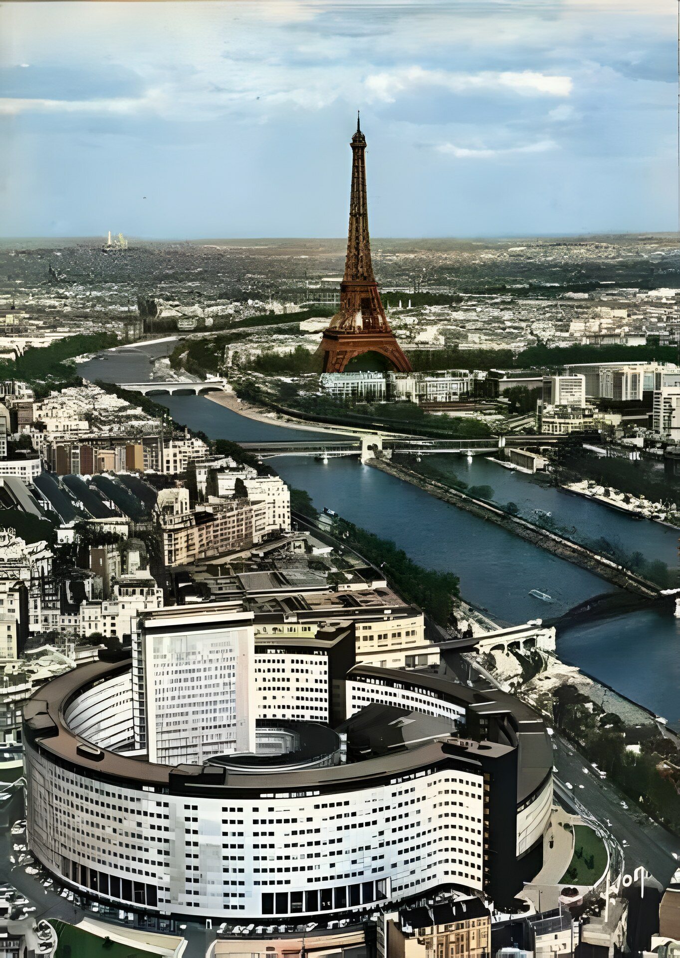 La Maison de la Radio et de la Musique, avec la tour Eiffel en arrière-plan