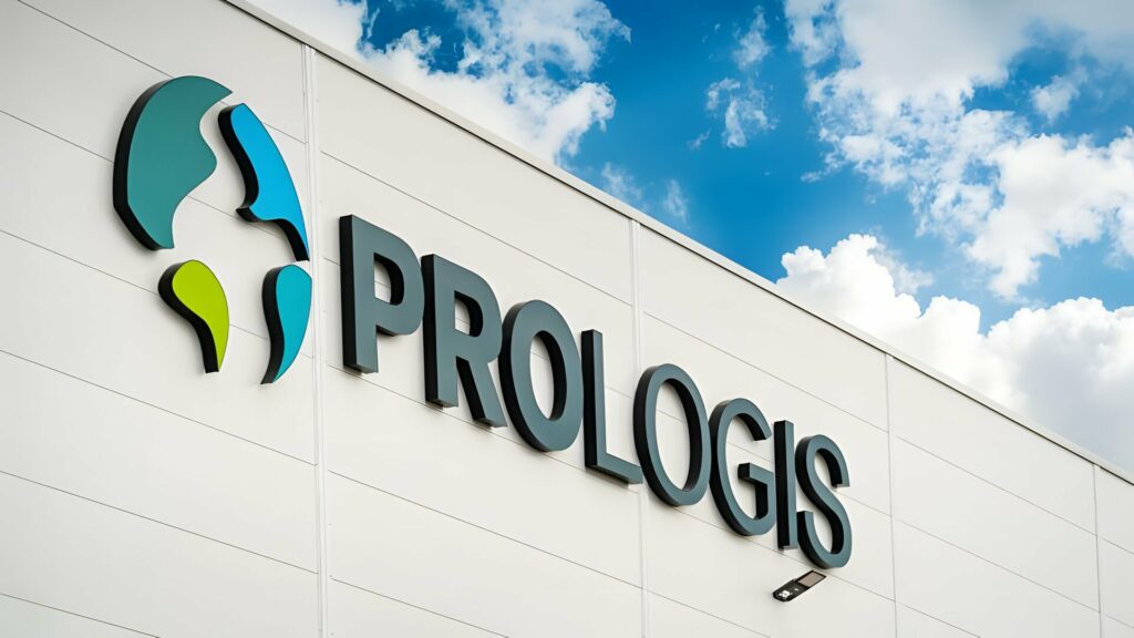 Façade d’un entrepôt Prologis, avec le logo de l’enseigne