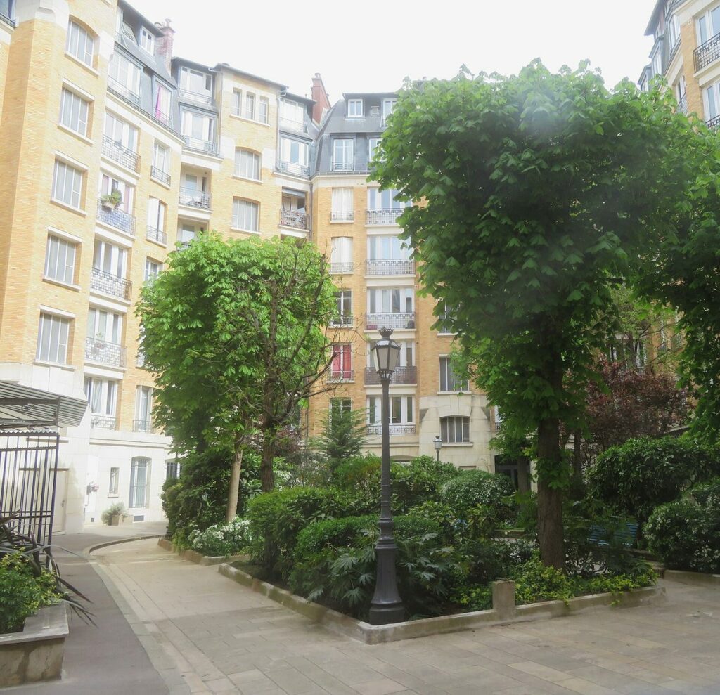 Cour arborée d’une résidence en brique