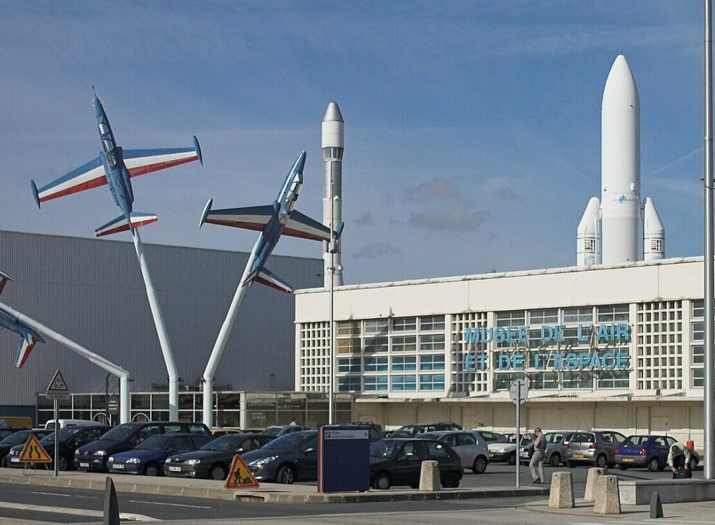 Entrée du musée de l’Air et de l’Espace au Bourget, avec ses avions de chasse et ses fusées Ariane