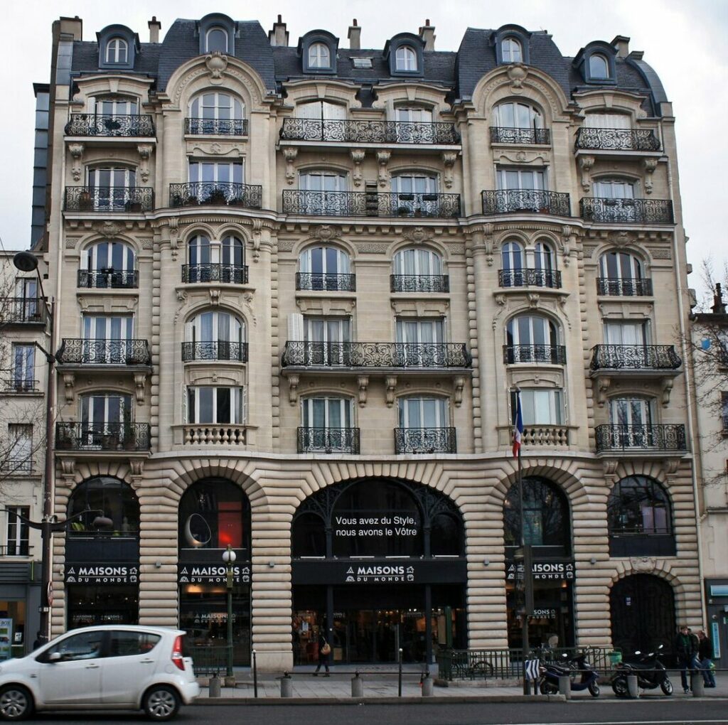 Immeuble haussmannien de l’avenue d’Italie à Paris, avec le magasin Maisons du Monde sous ses arcades