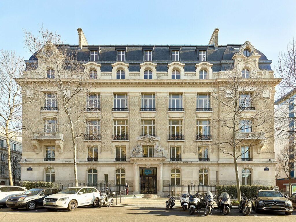 Façade d’un immeuble de bureaux haussmannien à Paris