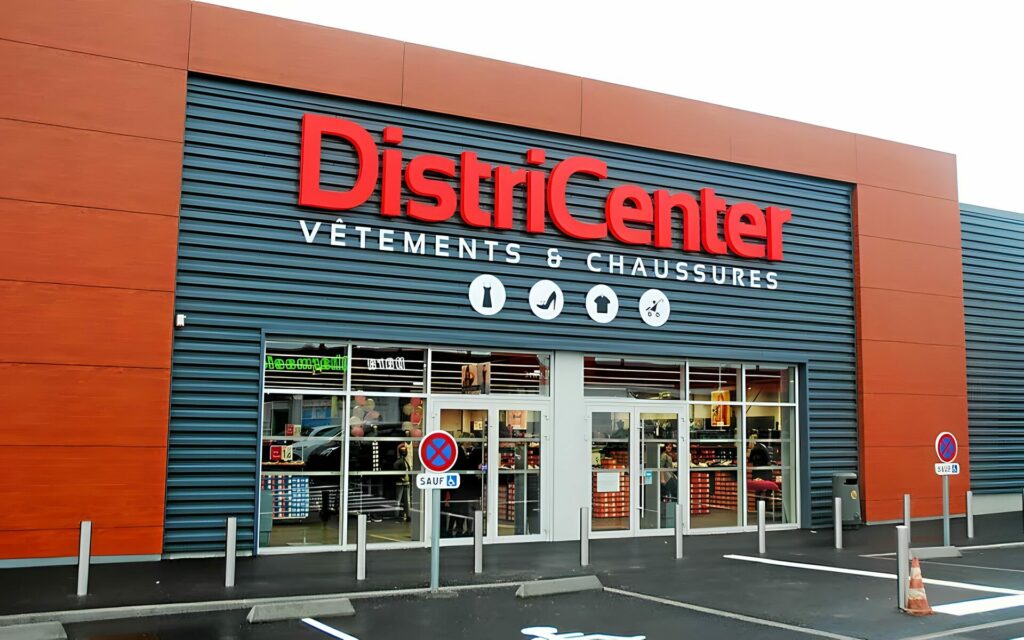 Façade d’un magasin DistriCenter, vêtements et chaussures