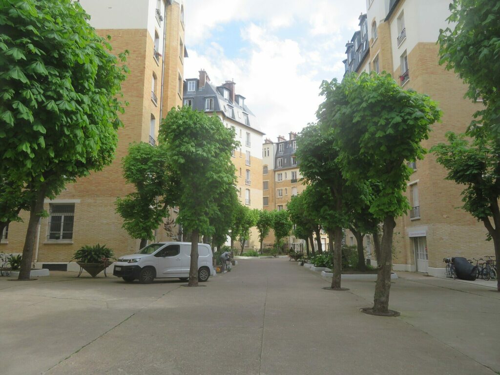 Cour arborée des logements du 256 rue Marcadet