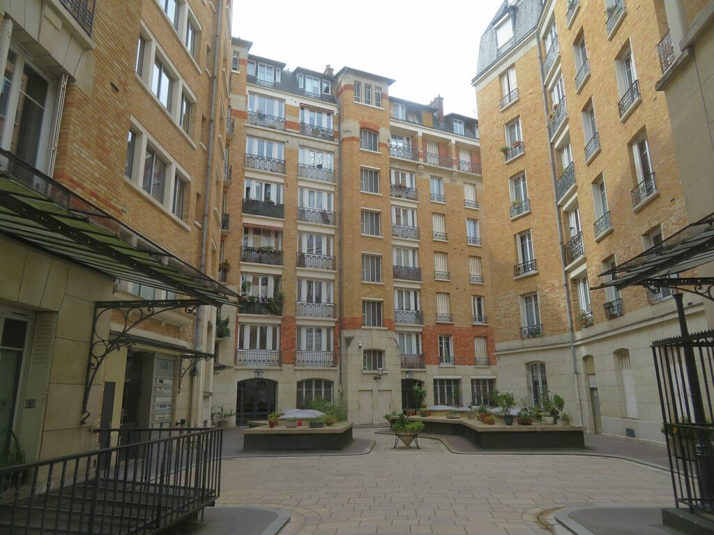 Cour intérieure des logements de la rue Charles-Baudelaire
