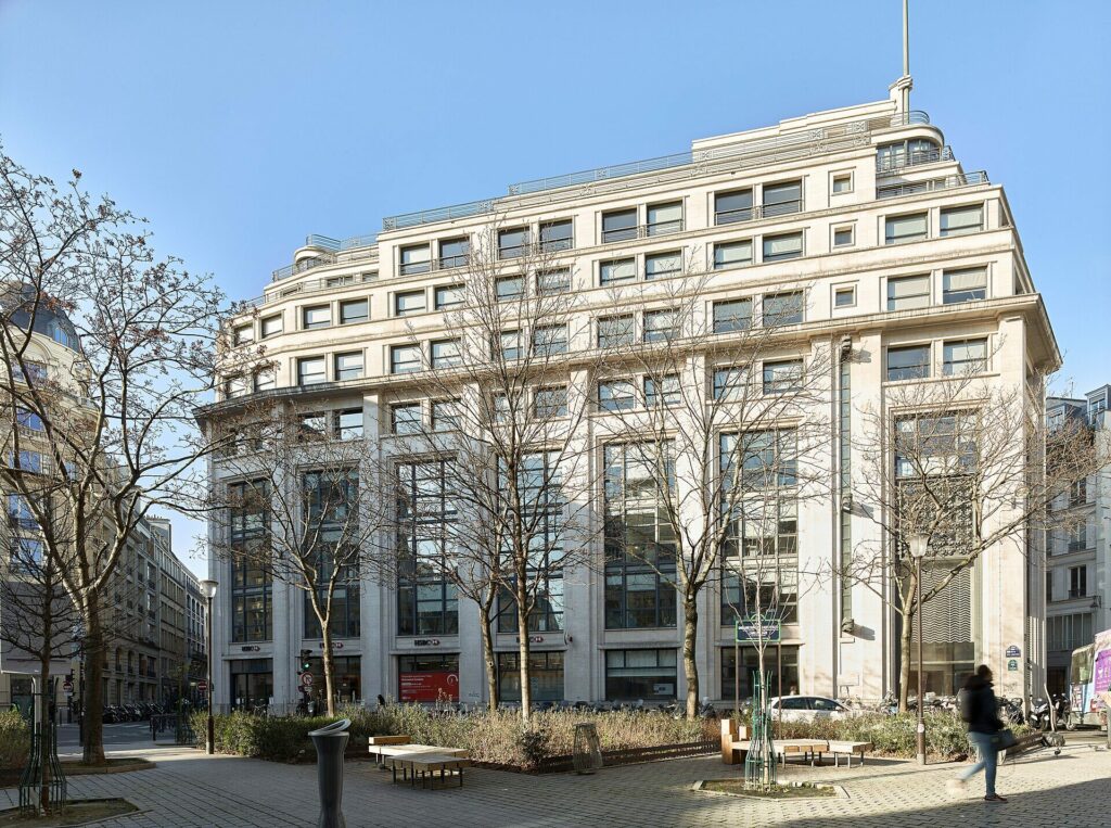 L’immeuble de bureaux Le Building, rue du Louvre à Paris