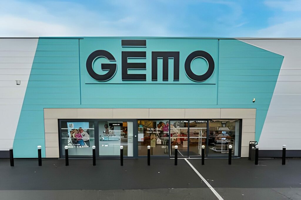 Façade turquoise d’un magasin Gémo