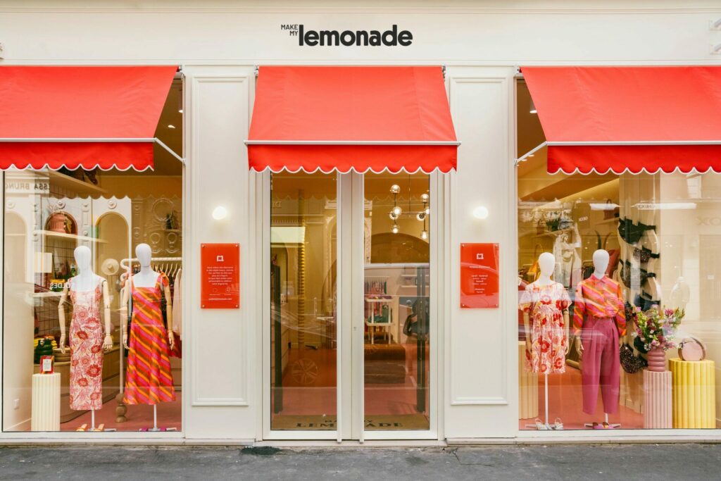 Vitrine de la boutique Make My Lemonade, avec ses stores rouges