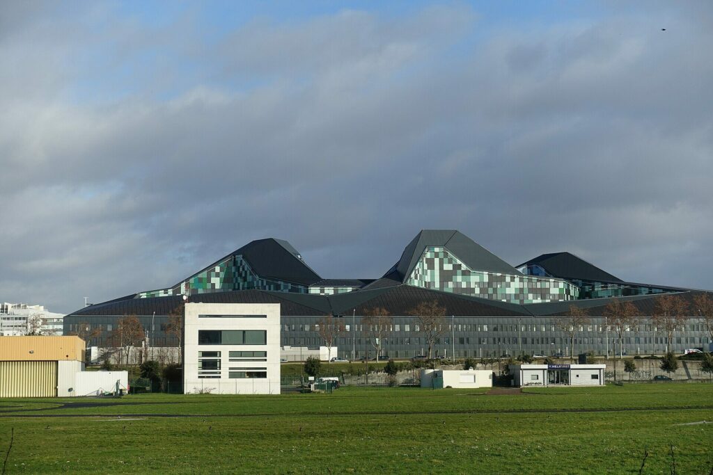 Les toits de l’Hexagone Balard, siège du ministère des Armées