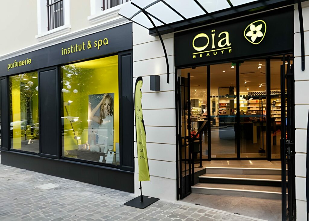 Entrée d’une boutique Oïa Beauté, parfumerie et institut