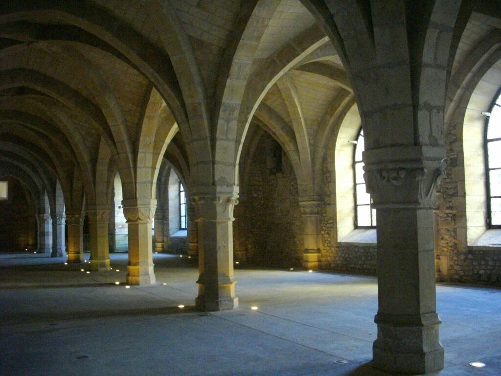 Voûtes gothiques de la salle basse du palais du Tau
