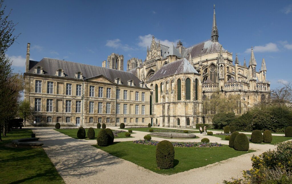 Le palais du Tau et ses jardins, au pied de la cathédrale de Reims