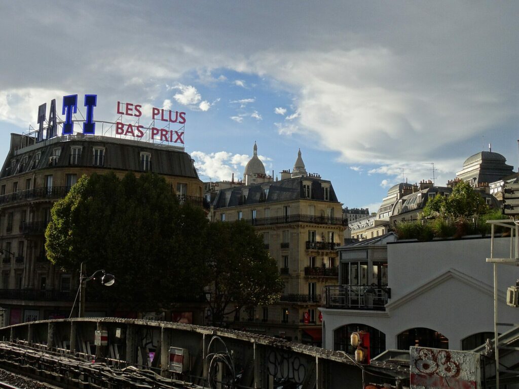 L’enseigne Tati sur les toits de Barbès