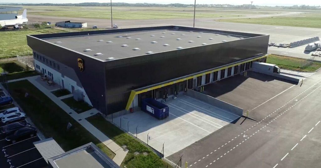 Vue aérienne d’un centre logistique UPS